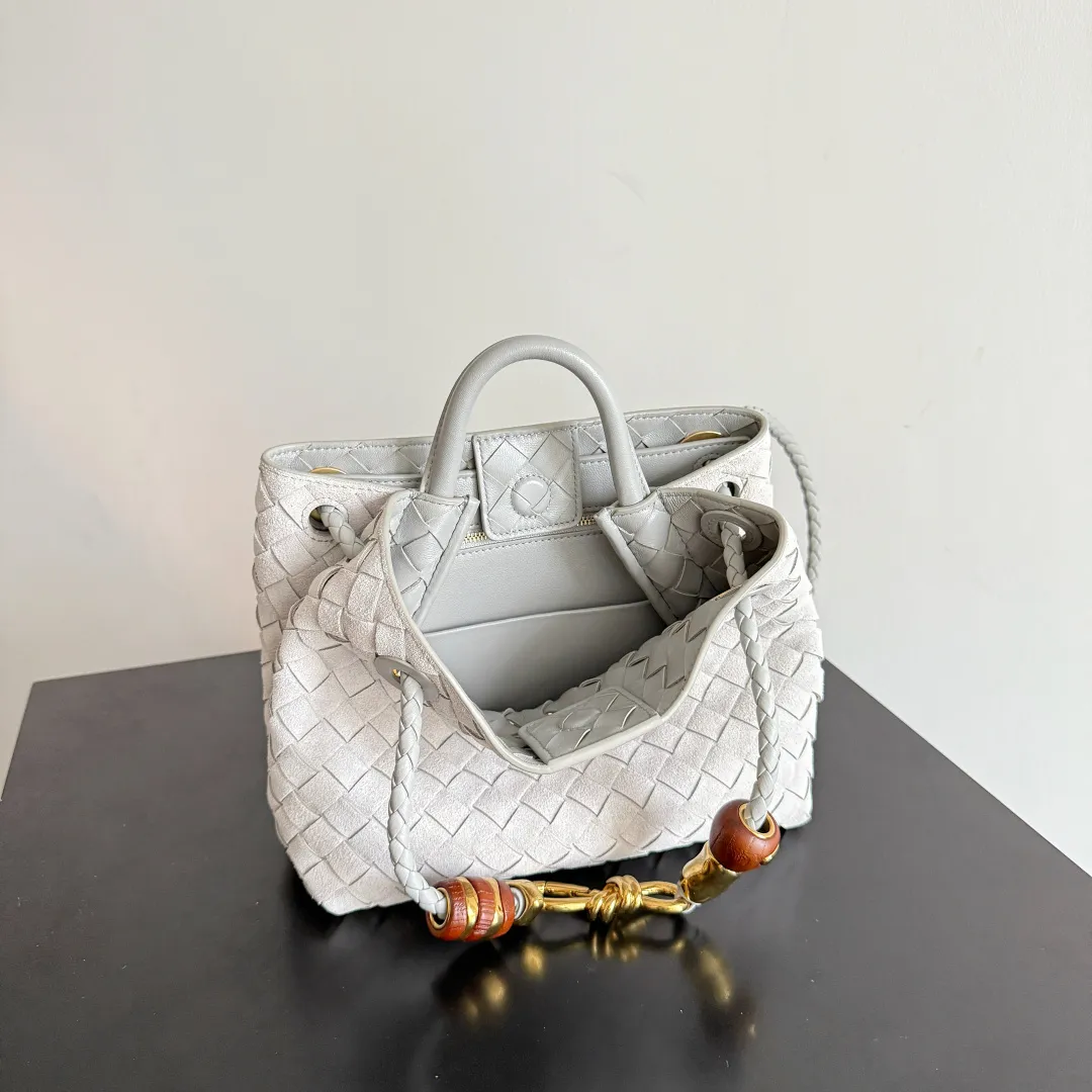 The new Andiamo batch of 3060 BV is shipped‼ ️The classic intercciato weaving process is used to create a soft bag, the metal knot is made of micro-cast aluminum using jewelry technology🪢, and the decorative beads are made of metal and hand-polished oak, allowing you to jump repeatedly between elegance and fun💃, making it unpredictable. Classic and versatile, it shows off your temperament, and the bag has a large capacity, making it very convenient for daily commuting! It has a variety of carrying methods, the shoulder straps can be adjusted by yourself, the original lambskin feels soft and delicate, and the unisex style breaks gender boundaries and brings a more practical and long-lasting use experience. The Andiamo, which has both elegant and casual styles, perfectly interprets the "fashionable old money style". Style number: 743568+wood hardware Color: suede silver gray Size: 25*22*10.5cm